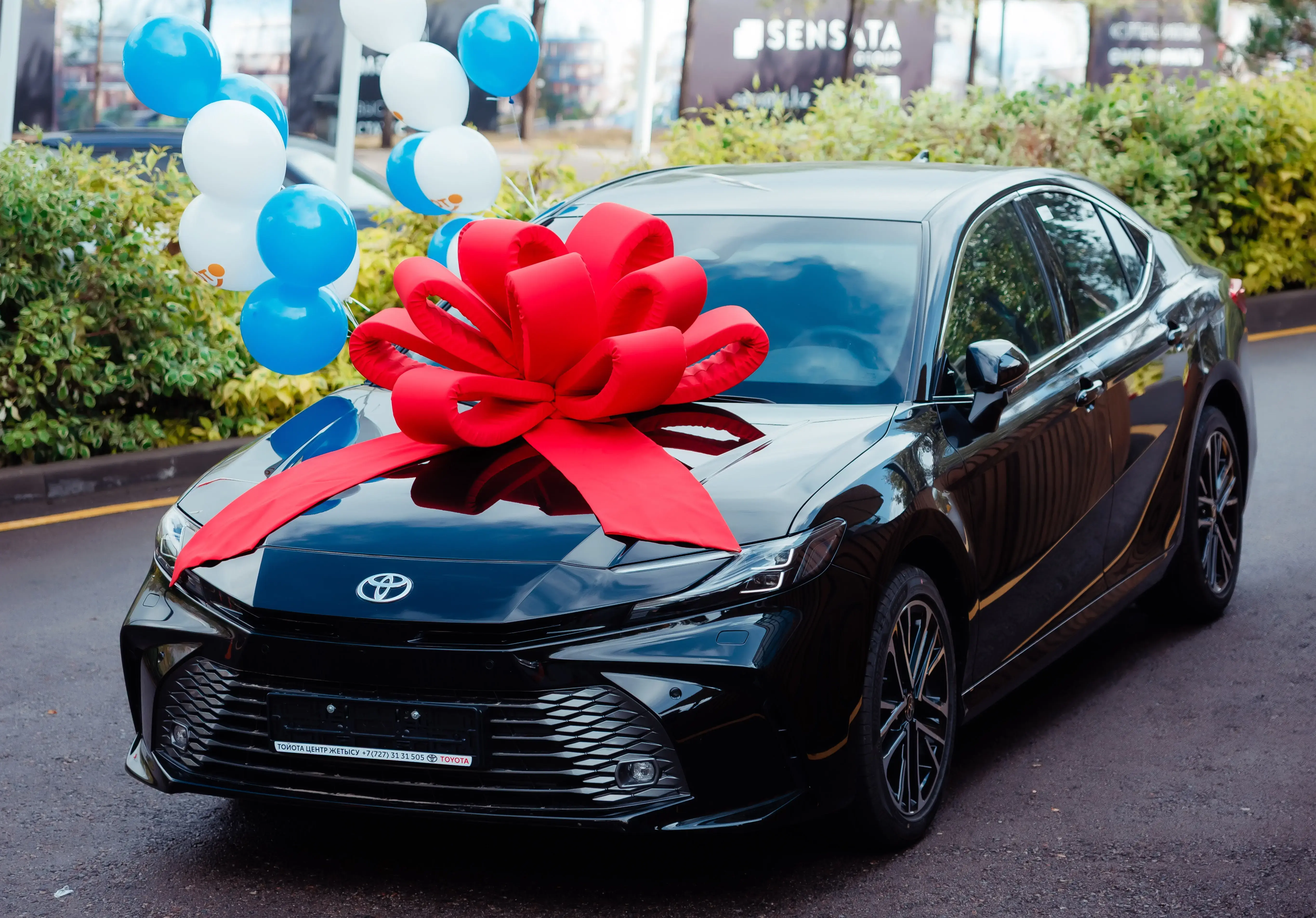 Toyota Camry 2026 с праздничным бантом — главный приз акции «Колесо фортуны»